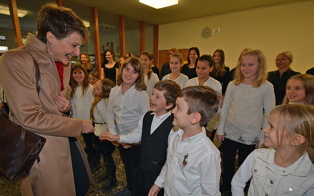 Schulkinder singen und empfangen die Bundesrätin (Foto: Gemeinde Köniz)