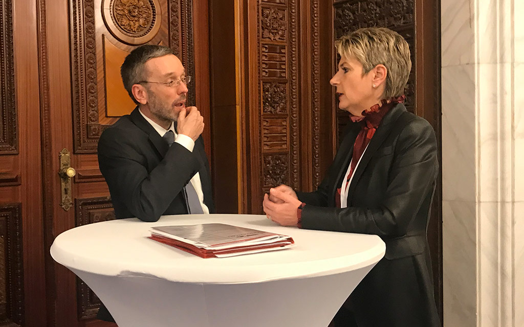 La conseillère fédérale Karin Keller-Sutter avec Herbert Kickl, ministre autrichien de l’Intérieur