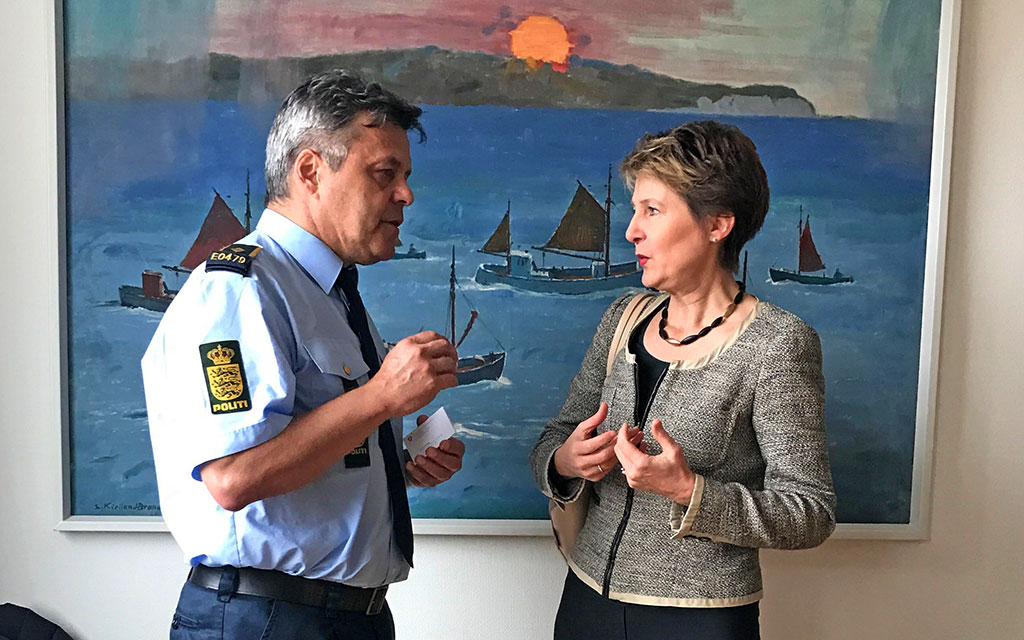 La consigliera federale Simonetta Sommaruga a colloquio con un agente di polizia danese