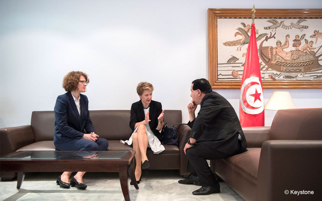 La consigliera federale Simonetta Sommaruga (al centro) e l’ambasciatrice svizzera a Tunisi, Rita Adam (a sinistra) a colloquio con il direttore generale per la cooperazione internazionale, Ridha Ben Rabah