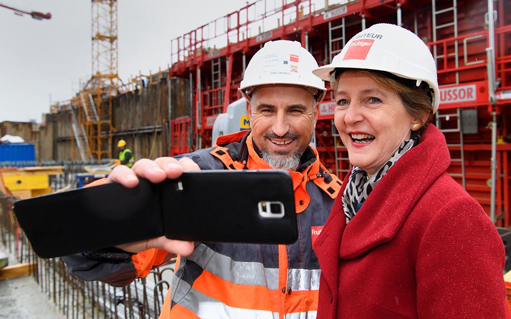 Ein Bauarbeiter macht ein Selfie mit Bundesrätin Simonetta Sommaruga