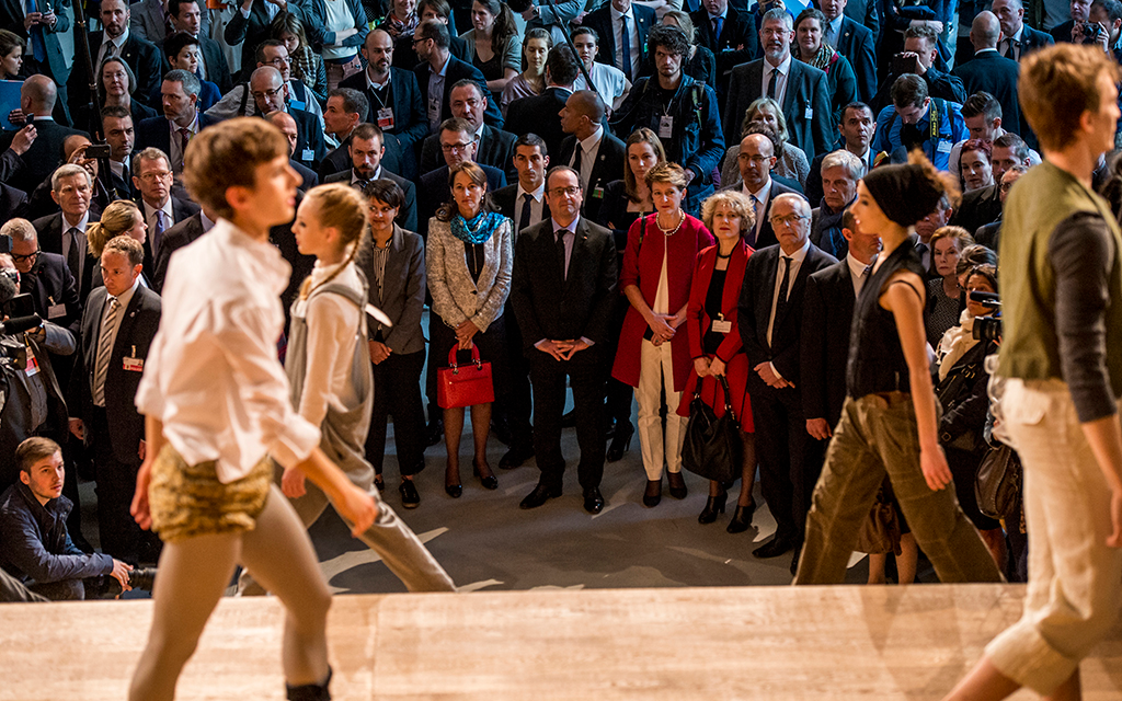 Bundespräsidentin Simonetta Sommaruga und Präsident François Hollande verfolgen an der Zürcher Hochschule der Künste eine künstlerische Darbietung (Foto: ZHdK)