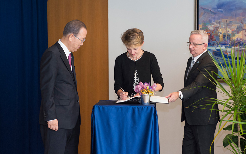 Firmando il libro degli ospiti con il segretario generale dell’ONU Ban Ki-moon (sinistra) (foto: UN Photo/Eskinder Debebe)