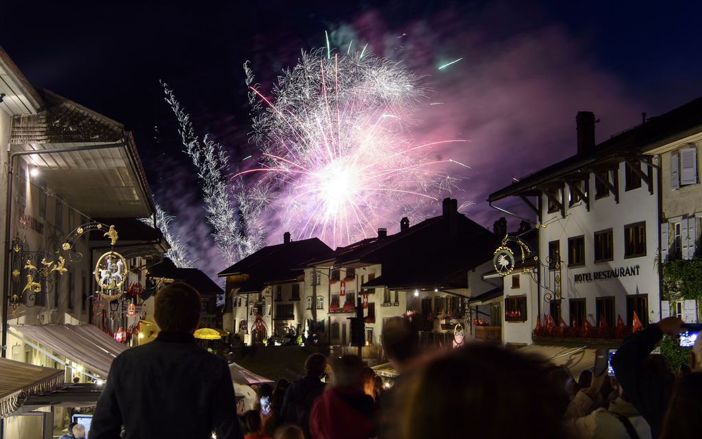 Gruyères, 2021. Persone osservano i fuochi d'artificio durante i festeggiamenti del 1° agosto (Festa nazionale svizzera).